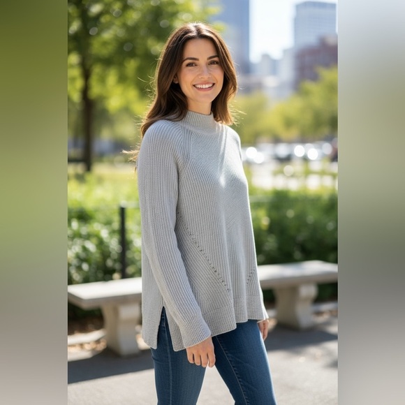 Women’s GAP Light Gray  Sweater. - Picture 4 of 7